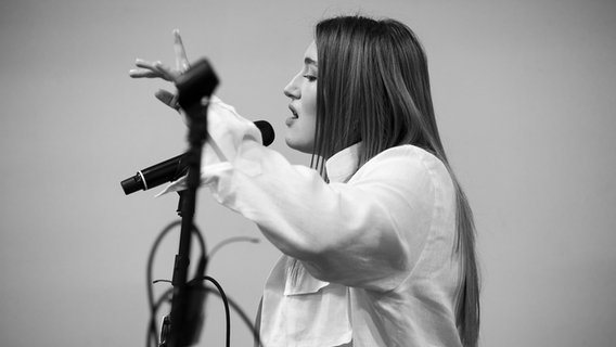 Rosa Linn (Armenien) im Backstage-Bereich in Turin. © eurovision.tv/EBU Foto: Andres Putting