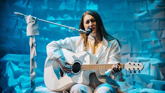 Rosa Linn (Armenien) mit "Snap" auf der Bühne in Turin. © eurovision.tv/EBU Foto: Nathan Reinds