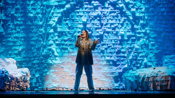 Rosa Linn (Armenien) mit "Snap" auf der Bühne in Turin. © eurovision.tv/EBU Foto: Nathan Reinds