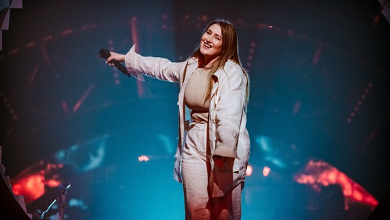 Rosa Linn (Armenien) mit "Snap" auf der Bühne in Turin. © eurovision.tv/EBU Foto: Nathan Reinds