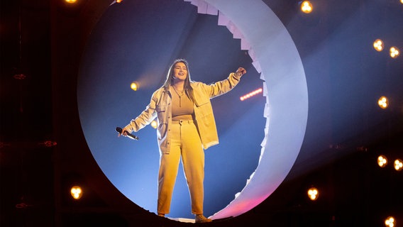 Rosa Linn (Armenien) mit "Snap" auf der Bühne in Turin. © eurovision.tv/EBU Foto: Andes Putting
