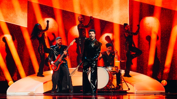 Mamagama auf der Bühne für Aserbaidschan in der St. Jakobshalle © Eurovision.tv/ EBU Foto: Sarah Louise Bennett
