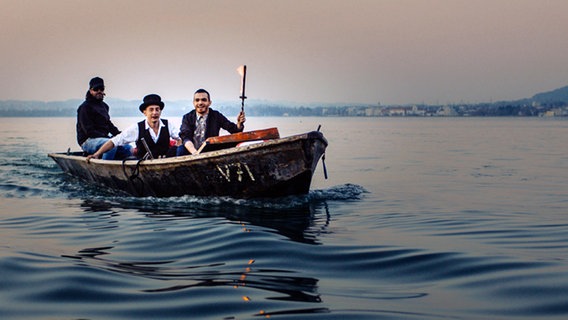 Elnur Hüseynov auf einem Boot © ORF/Gebhardt Productions 