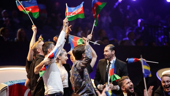 Dihaj und ihr Team aus Aserbaidschan jubeln beim Halbfinale im Green Room. © Eurovision.tv Foto: Thomas Hanses