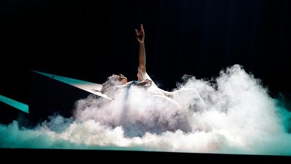 Aisel singt für Aserbaidschan "X My Heart" auf der ESC-Bühne in Lissabon. © eurovision.tv Foto: Thomas Hanses