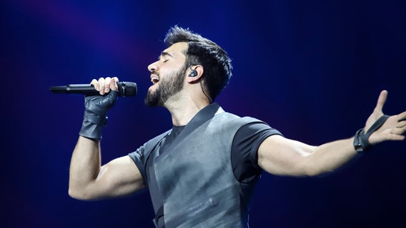 Für Aserbaidschan steht Chingiz mit "Truth" auf der ESC-Bühne. © eurovision.tv Foto: Thomas Hanses