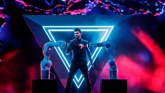 Für Aserbaidschan steht Chingiz mit "Truth" auf der ESC-Bühne. © eurovision.tv Foto: Thomas Hanses