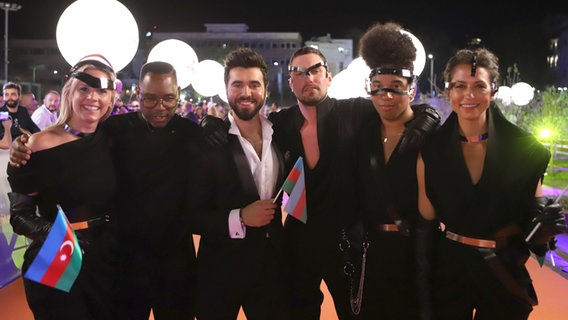 Chingiz und das Team aus Aserbaidschan auf dem roten Teppich am Habima Square. © eurovision.tv Foto: Thomas Hanses