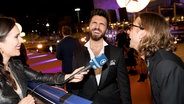 Der ESC-Teilnehmer aus Aserbaidschan Chingiz auf dem Orange Carpet.  Foto: Claudia Timmann