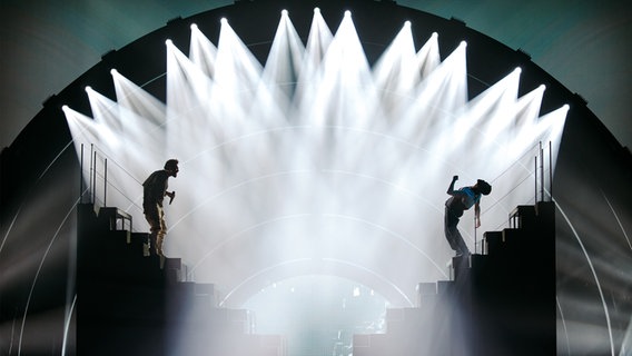 Nadir Rustamli (Aserbaidschan) mit "Fade To Black" auf der Bühne in Turin. © eurovision.tv/EBU Foto: Nathan Reinds