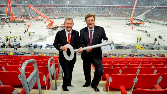 Der Düsseldorfer Oberbürgermeister Dirk Elbers und der NDR-Intendant Lutz Marmor posieren am Donnerstag (07.04.2011) in Düsseldorf bei einem Fototermin anlässlich der symbolischen Übergabe des Schlüssels der Arena in Düsseldorf an den NDR. © dpa - Bildfunk Foto: Henning Kaiser