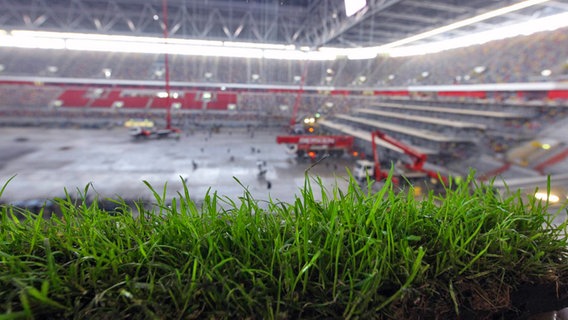 Der Rasen weicht dem Umbau in der Arena in Düsseldorf © NDR Foto: Rolf Klatt