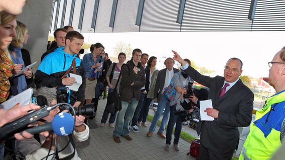 Thomas Schreiber führ die Journalisten durch den Umbau in der Arena in Düsseldorf © NDR Foto: Rolf Klatt
