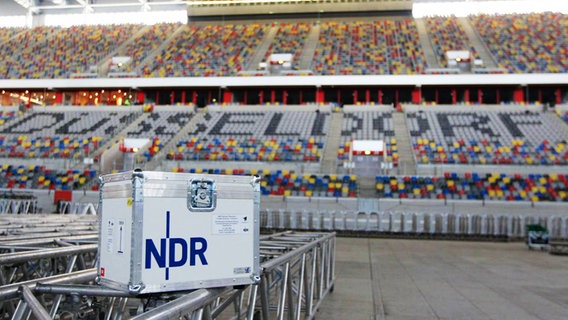 Vierpunkttraversen liegen auf dem Boden in der Arena in Düsseldürf © NDR Foto: Rolf Klatt