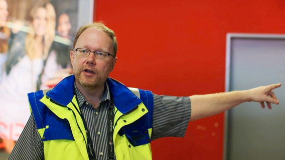 Dieter Thiessen, technischer Leiter des ESC, beim Umbau in der Arena in Düsseldürf © NDR Foto: Rolf Klatt