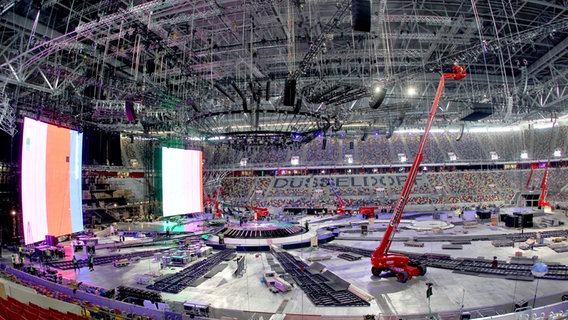 Der Aufbau der ESC-Bühne in der Düsseldorf Arena © dpa Foto: Roland Weihrauch