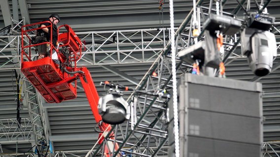 Der Aufbau der ESC-Bühne in der Düsseldorf Arena © dpa Foto: Roland Weihrauch