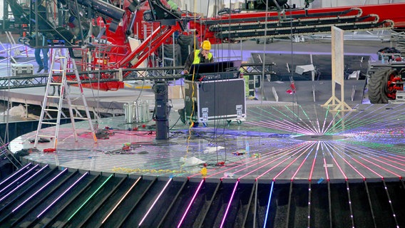 Der Aufbau der ESC-Bühne in der Düsseldorf Arena © dpa Foto: Roland Weihrauch