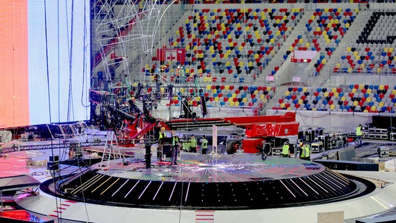 Der Aufbau der ESC-Bühne in der Düsseldorf Arena © dpa Foto: Roland Weihrauch