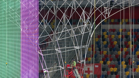Der Aufbau der ESC-Bühne in der Düsseldorf Arena © dpa Foto: Roland Weihrauch