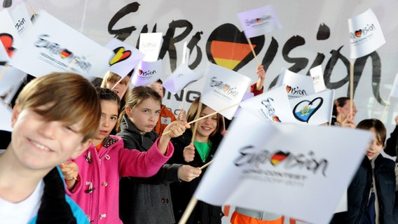 Kinder feiern beim Auftakt für die Veranstaltungen rund um den Eurovision Song Contest 2011 in Düsseldorf. © dpa 