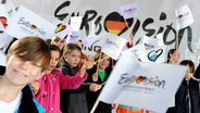 Kinder feiern beim Auftakt für die Veranstaltungen rund um den Eurovision Song Contest 2011 in Düsseldorf. © dpa 