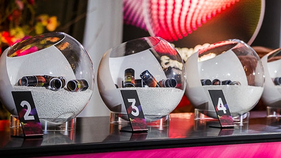 Glasbehälter mit Losen zur Verteilung der Halbfinalteilnehmer für den ESC 2015 in Wien. © ORF.at Foto: Christian Öser
