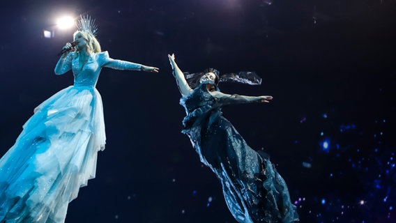 Zwei Tänzerinnen auf Stelzen auf der ESC-Bühne in Tel Aviv 2019. © eurovision.tv Foto: Thomas Hanses