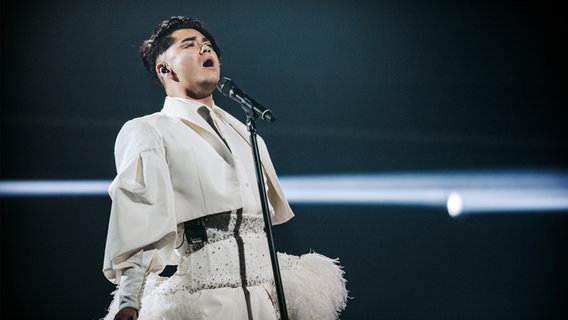 Sheldon Riley (Australien) mit "Not The Same" auf der Bühne in Turin. © eurovision.tv/EBU Foto: Nathan Reinds