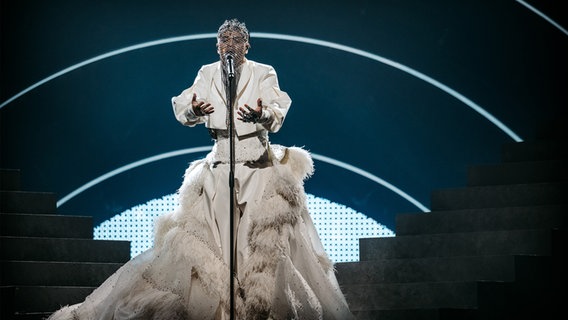 Sheldon Riley (Australien) mit "Not The Same" auf der Bühne in Turin. © eurovision.tv/EBU Foto: Nathan Reinds