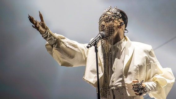 Sheldon Riley (Australien) mit "Not The Same" auf der Bühne in Turin. © eurovision.tv/EBU Foto: Andres Putting