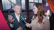 Australiens ehemaliger Head of Delegation Paul Clarke mit Alina Stiegler © NDR Foto: NDR