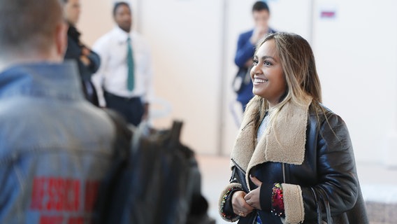 Jessica Mauboy auf dem Weg zur Bühne in Lissabon. © eurovision.tv Foto: Andres Putting