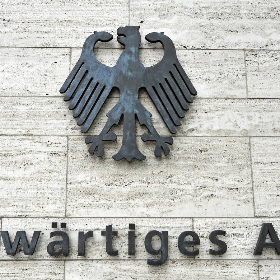 Der Schriftzug "Auswärtiges Amt" auf dem Amtsgebäude mit Bundesadler. © imageBROKER Foto: Ingo Schulz