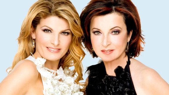 Baccara, Mayte Mateos (rechts) und Paloma Blanco auf einem Promobild ihres neuen Albums "Satin .. In Black And White" . Baccara, Mayte Mateos (rechts) und Paloma Blanco auf einem Promobild ihres neuen Albums "Satin .. In Black And White" . © edel entertainment GmbH