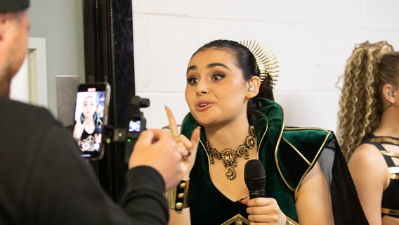 Alessandra im Backstagebereich in Liverpool. Alessandra im Backstagebereich in Liverpool. © EBU Foto: Chloe Hashemi