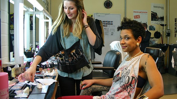 Backstage bei USFB: Shelly Phillips in der Maske. © NDR Foto: Bernd Dicks