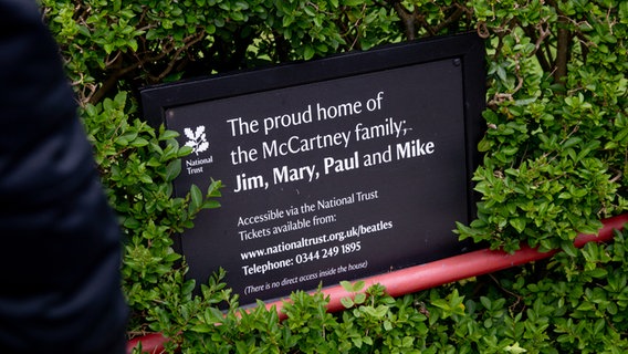 Ein Stein vor dem Elternhaus von Paul McCartney, auf dem steht, dass der Beatles-Sänger hier gelebt hat © NDR Foto: Claudia Timmann