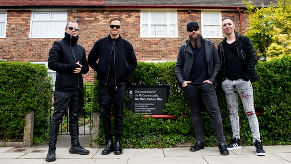 Vier Bandmitglieder von Lord Of The Lost vor dem Elternhaus von Paul McCartney © NDR Foto: Claudia Timmann