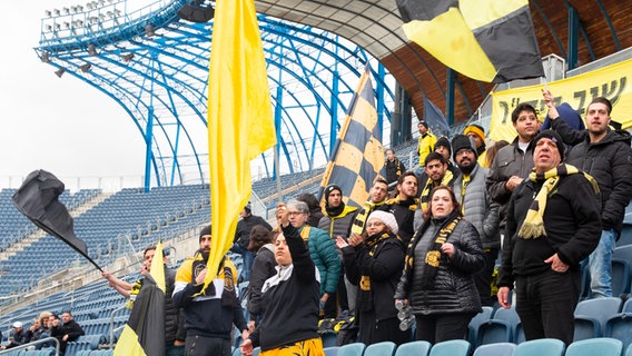 Fußballfans im Stadion von Beitar Nordia Jerusalem  