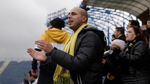 Fußballfan im Stadion ESC Beitar Nordia  