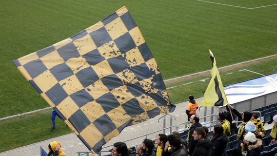 Im Fanblock von Beitar Nordia Jerusalem wird eine große Flagge geschwenkt.  