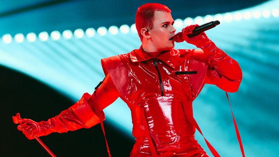 Red Sebastian auf der Bühne für Belgien in der St. Jakobshalle © Eurovision.tv/ EBU Foto: Alma Bengtsson