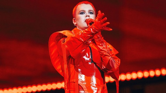 Red Sebastian auf der Bühne für Belgien in der St. Jakobshalle © Eurovision.tv/ EBU Foto: Sarah Louise Bennettt