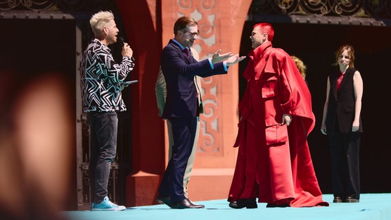 Red Sebastian aus Belgien auf dem türkisen Teppich in Basel © eurovision.tv Foto: Alma Bengtsson