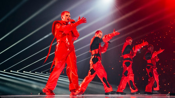 Red Sebastian auf der Bühne für Belgien in Basel © eurovision.tv/EBU Foto: Sarah Louise Bennett