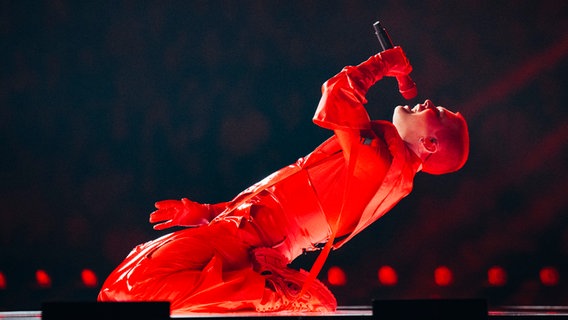 Red Sebastian auf der Bühne für Belgien in Basel © eurovision.tv/EBU Foto: Sarah Louise Bennett