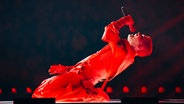 Red Sebastian auf der Bühne für Belgien in Basel © eurovision.tv/EBU Foto: Sarah Louise Bennett