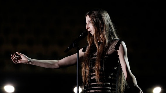 Sennek auf der Bühne in Lissabon. © eurovision.tv Foto: Andres Putting
