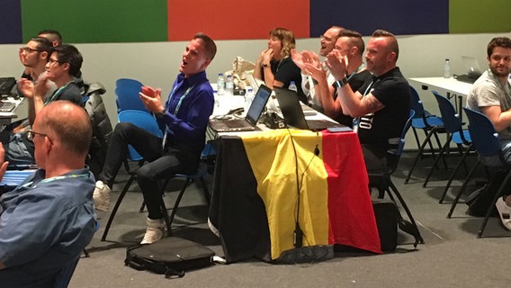 Die Belgier im Pressezentrum freuen sich nach Senneks Auftritt im Juryhalbfinale.  